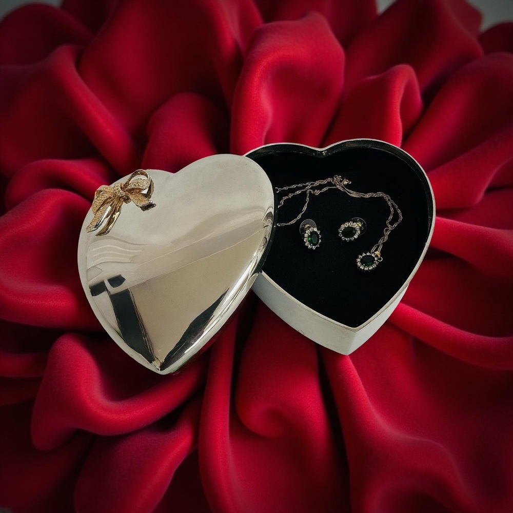 Vintage heart Shaped Silver Jewelry Box: Valentine Gift